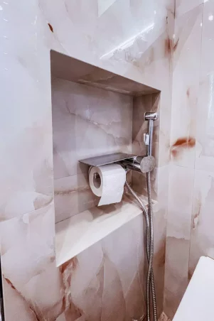 Готовая ниша из плитки с установленным гигиеническим душем