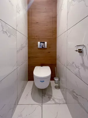 Подвесной унитаз в туалете